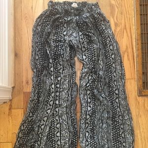 Lulu’s flowy pants